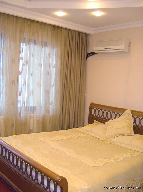Hotel Pejton Pristina Habitación foto